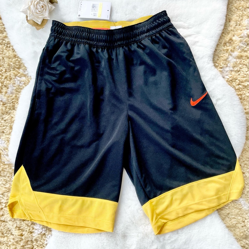 New with tags MENS NIKE BASKETBALL SHORTS SZ SM w/pockets on side,Mesh and logo